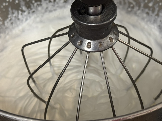 Crème bien froissée ; on commence à ajouter le mélange