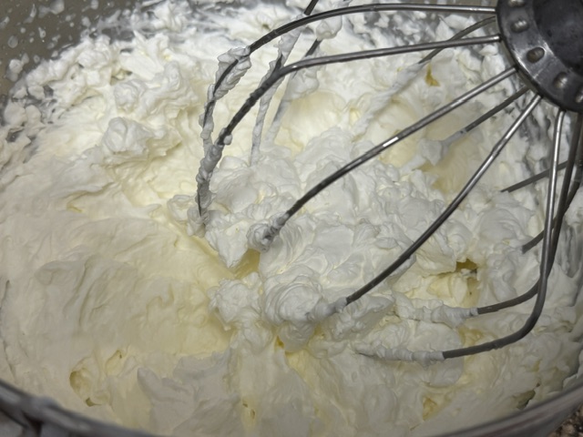Crème chantilly bien fouettée -- peut-être un peu trop