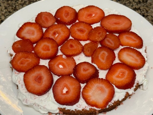 Ronds de fraises partout sur la chantilly