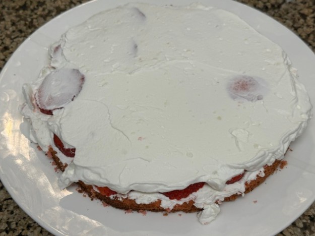 Chantilly étalée sur les fraises