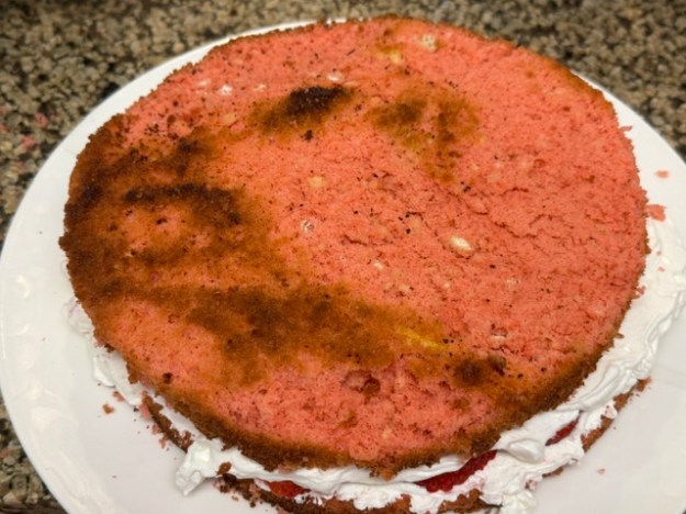 Deuxième couche de génoise posée sur le gâteau