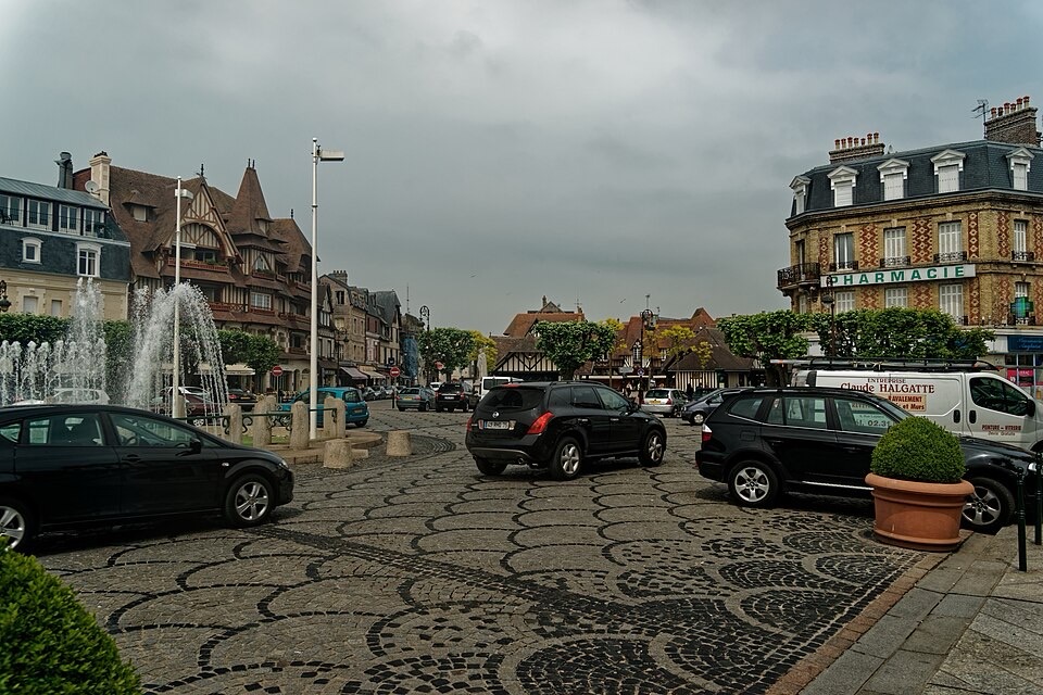 Place Morny -- une fontaine au centre, des maisons à pans de bois, très typiquement français