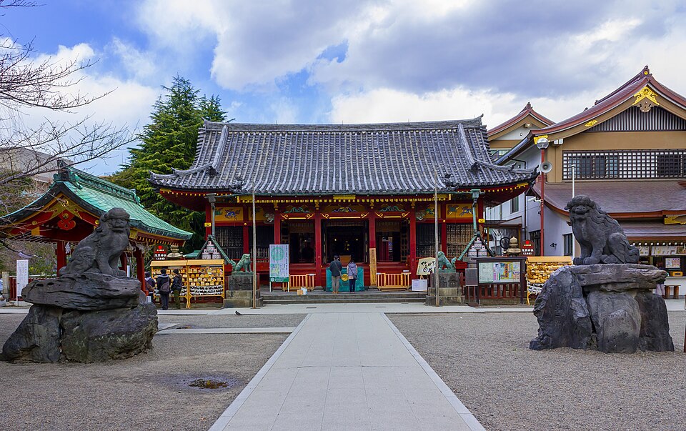 Temple Shinto rouge, avec les tulles bleues typiques de l'architecture japonaise
