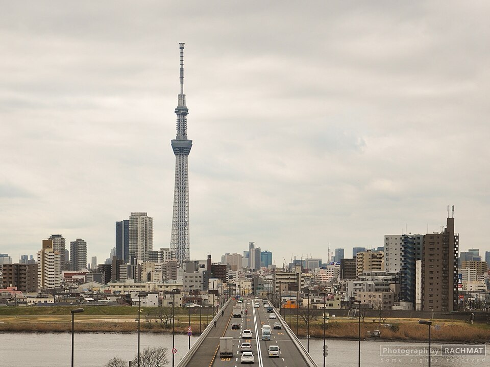 La tour Skytree, qui sert largement pour diffuser la radio et la télé -- alors c'est très mince autre que pour les plate-formes d'observation. C'est deux fois plus haut que les gratte-ciel autour d'elle