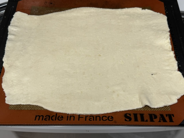 Pâte posée sur la plaque -- les bords sont très irréguliers