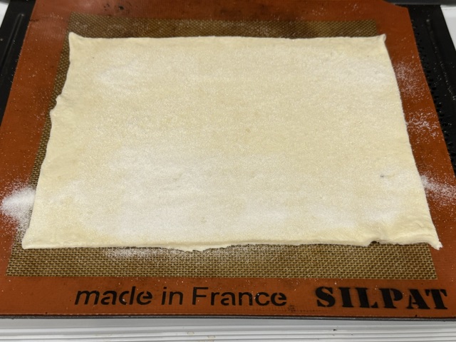 Rectangle de pâte très net, bien sucré
