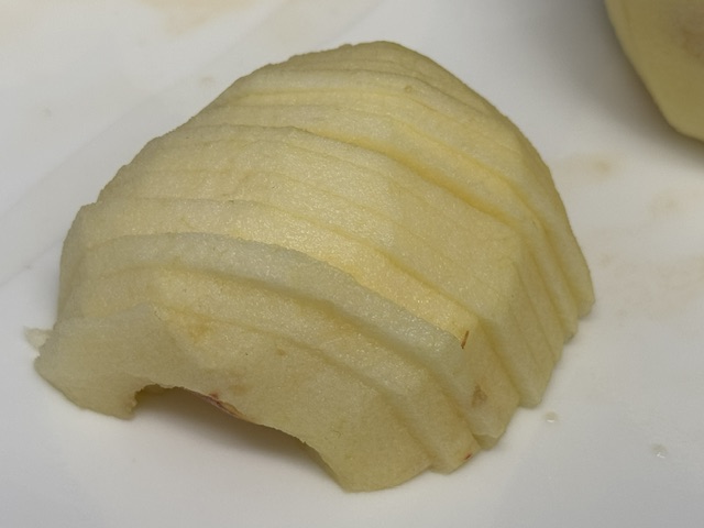 Moitié d'une pomme, finement tranchée