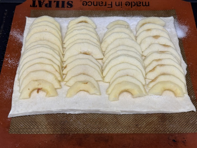 4 rangs de pommes sur la pâte -- on n'avait besoin que de deux pommes entières après tout