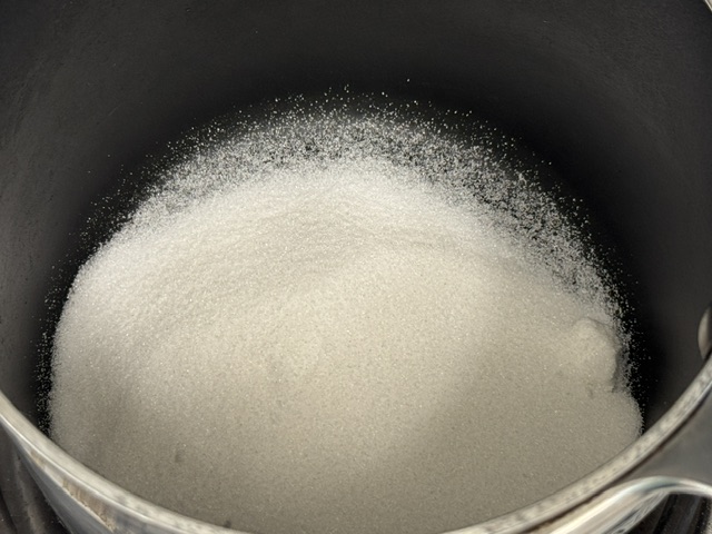 Casserole pleine de sucre en poudre
