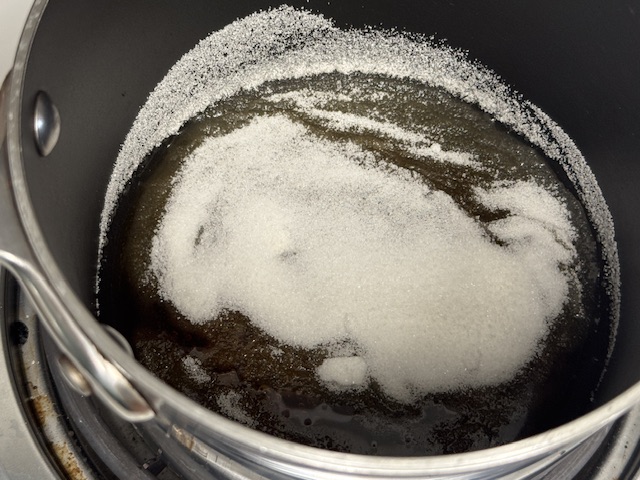 Sucre mi-fondu -- il y a du liquide marron aux bords, mais un tas de sucre toujours vers le centre
