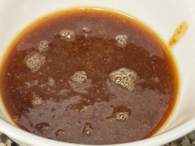 Caramel versé dans le bol -- toujours plutôt foncé et liquide. Il deviendra marron clair une fois refroidi, mais on va l'utiliser avant