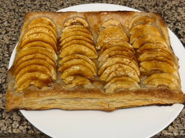 Tarte entière, badigeonnée de caramel