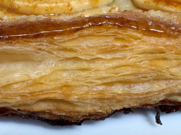 Gros-plan du feuilletage qui permet de voir toutes les couches, ainsis que le bord bien caramelisé autour du haut