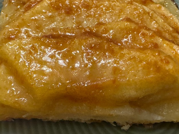 Gros-plan des pommes nappées de caramel. On peut voir de petites graines de cassonade sur les pommes ; cuite, mais pas fondue