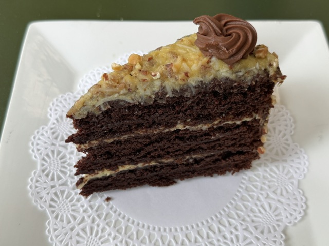 Bout de German chocolate cake avec 3 couches de gâteau au chocolat