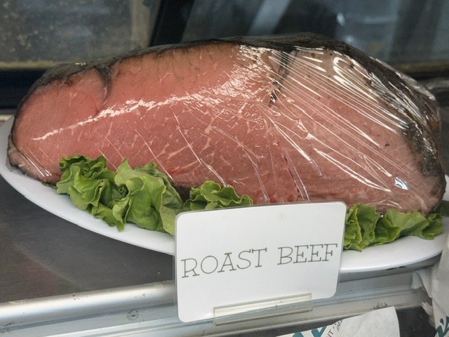 Bœuf rôti dans une vitrine, prêt à trancher