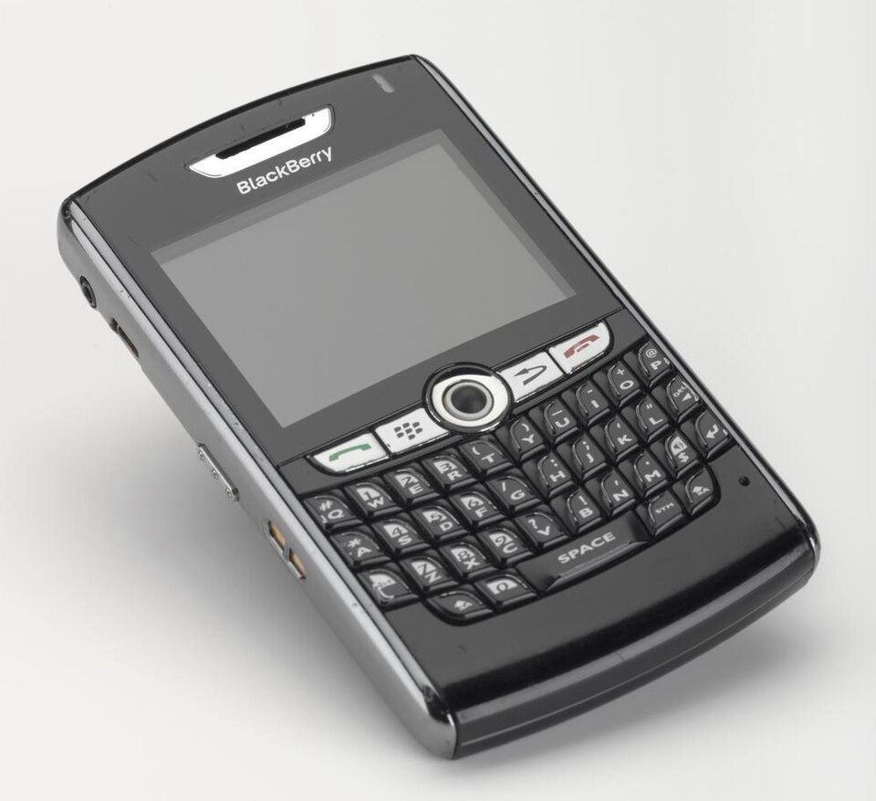 Photo d'un BlackBerry -- il y a un clavier physique, avec toutes les touches QWERTY, ainsi qu'un petit trackball pour naviguer.