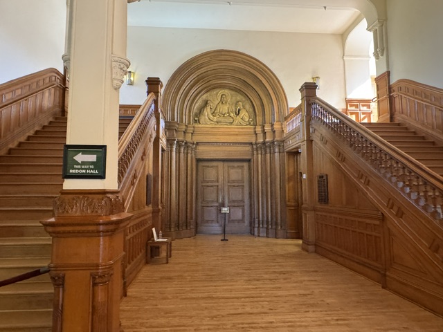 Entrée de la chapelle -- une grosse porte en chêne 