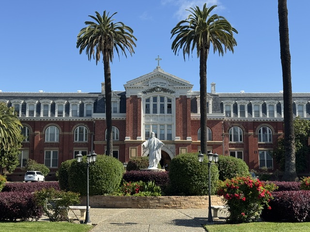 Vue de plus proche de la statue du Christ dans le jardin devant l'entrée 