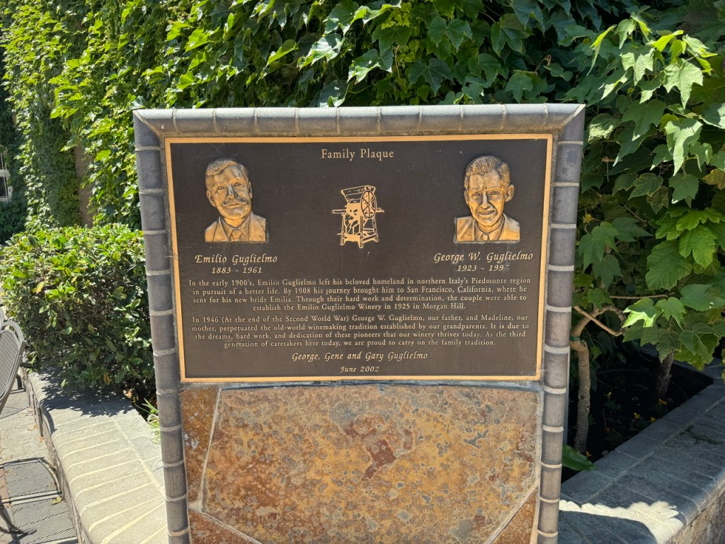 Panneau qui raconte les fondateurs du domaine, Emilio et George Guglielmo 