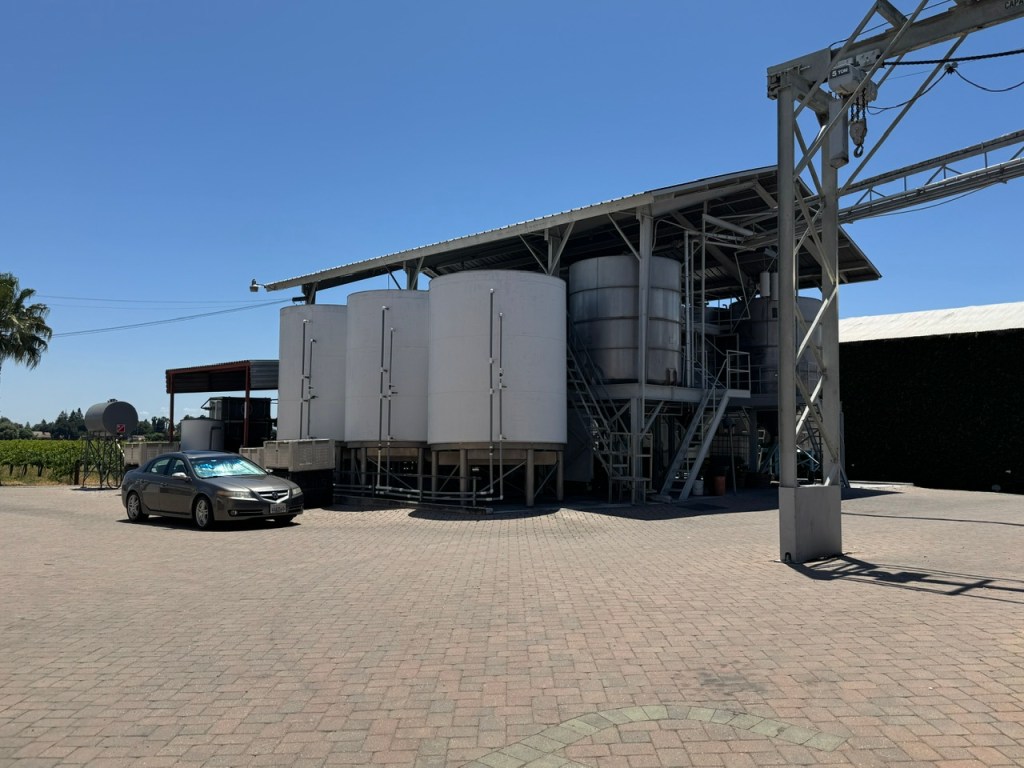 Gros fǔts en acier pour fermenter le vin
