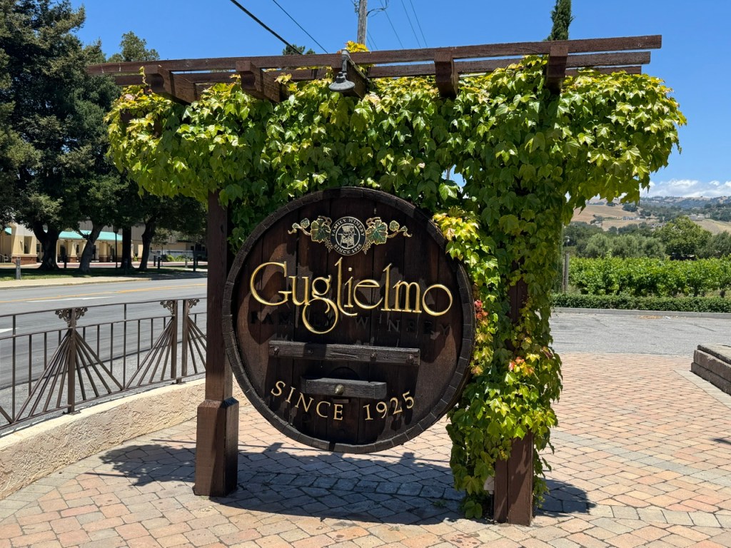 Panneau qui annonce "Guglielmo Winery"