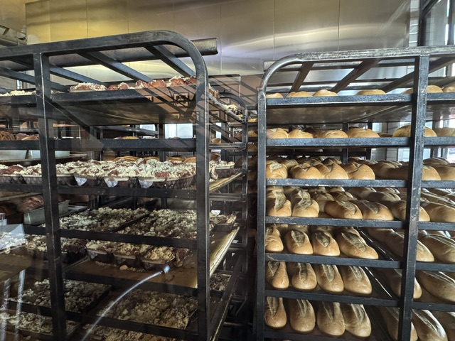 Des centaines de baguettes de chez Boudin, toujours sur les grilles industrielles pour les enfourner