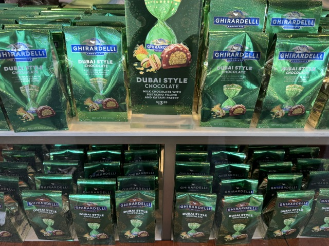 Des sacs de bonbons Ghirardelli, tous verts, avec la légende « façon Dubaï » (mais en anglais)