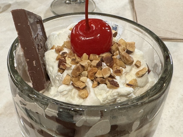 Sundae au chocolat, avec une cerise