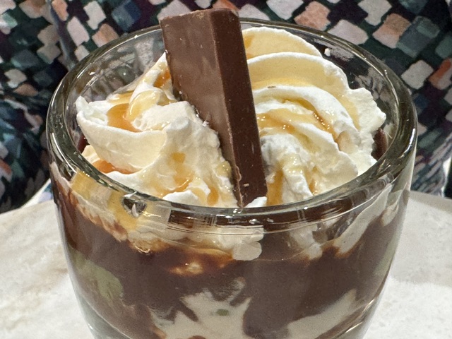 Sundae façon Dubaï, avec de la pâte de pistache au centre de la verrine