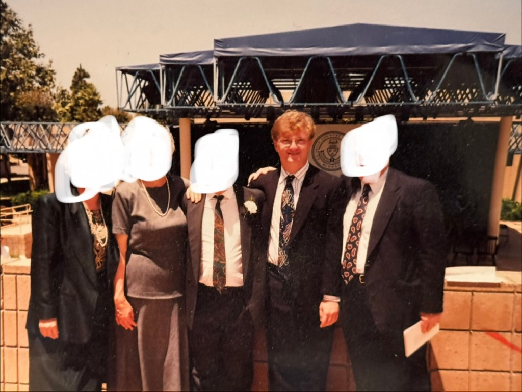 De gauche à droite : ma mère, ma grand-mère, mon frère, moi et mon père. Tous sauf moi ont des pois blancs en place des têtes. Je porte des lunettes énormes et j'ai des cheveux blond foncé.