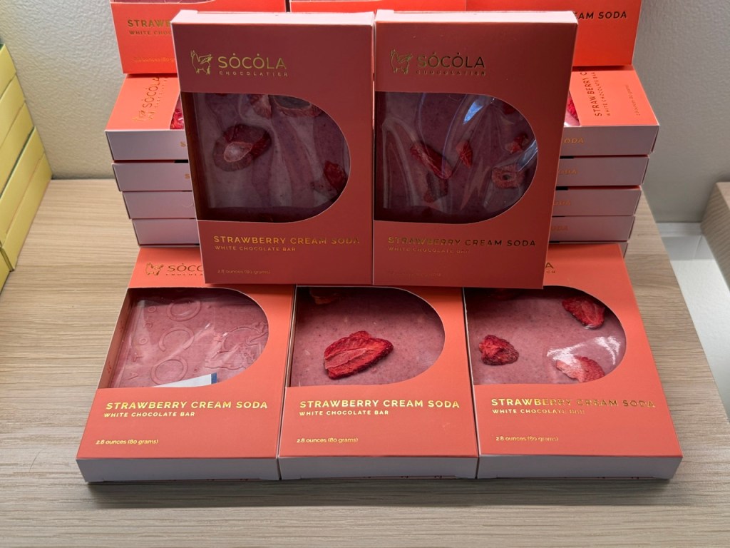 Cartons de tablettes de chocolat blanc à la fraise, avec une fraise sèche en haut
