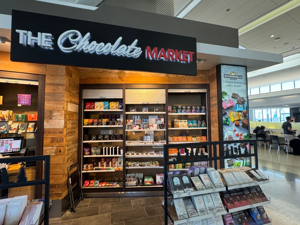 Boutique « Le Marché du Chocolat », avec des centaines de tablettes et de petits cartons.