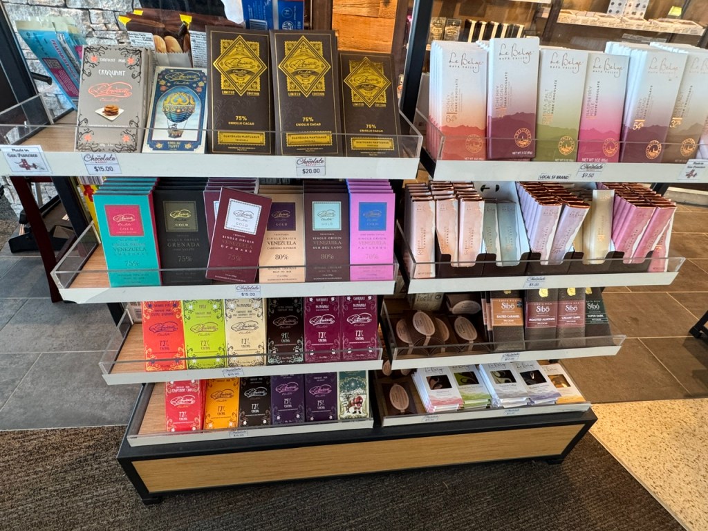 Étagère à 4 niveaux, avec des tablettes vénézuéliennes entre 15 et 20 $ pour 100 grammes et moins.