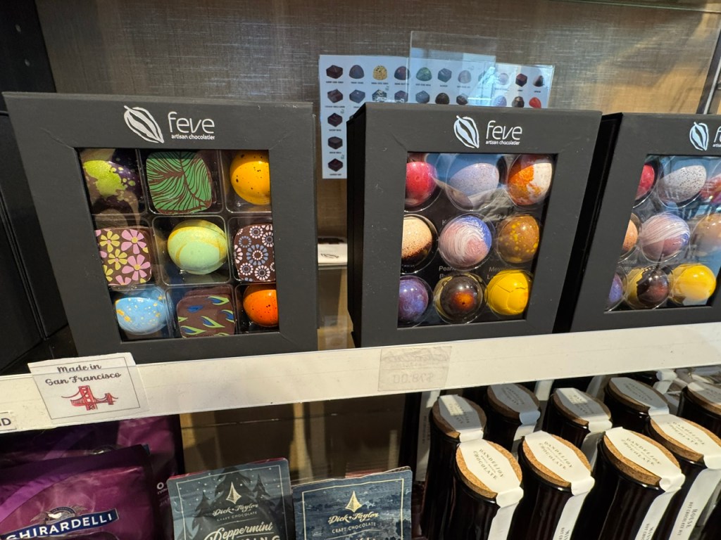 Deux cartons de Fève, un chocolatier local -- 9 pièces pour 40 $ ! Les bonbons sont jolis, avec des surfaces peints à la main, en beaucoup de couleurs différentes.