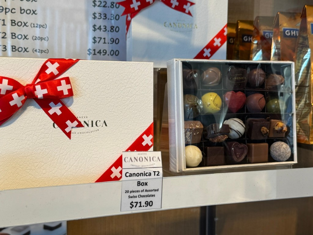 Carton de 20 bonbons d'un chocolatier suisse, Canonica -- 72 $. Il y a des cœurs, des speheres, etc., mais moins de décoration que les chocolats de chez Fève.