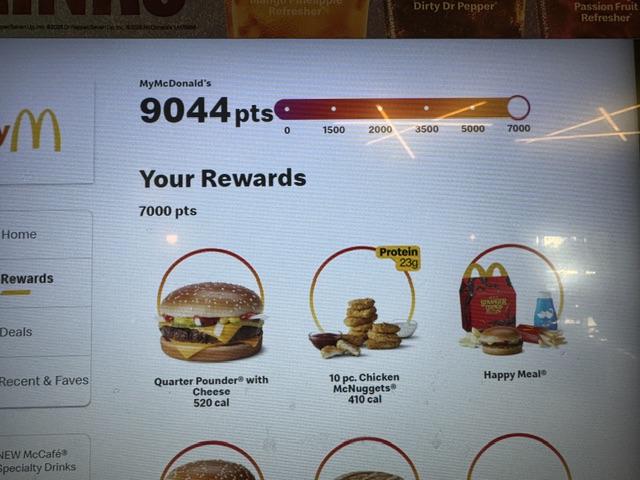 Carte de chez McDp, avec une liste de 6 choses que l'on peut acheter avec des points du programme de fidélité, tous à 7000 points. Pour ce qu'il vaut, j'achète toujours un cheeseburger "Quarter Pounder" (1/4 de livre)