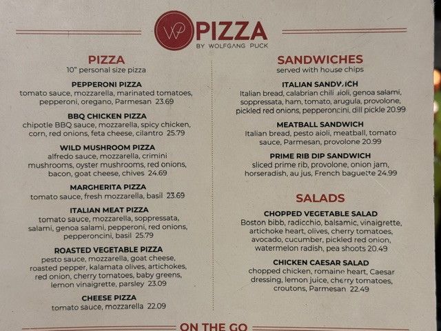 Carte du resto. Les pizzas sont tous entre 22 et 26 $, les salades 20 à 22, et les sandwichs entre 20 et 25. On va payer cher !