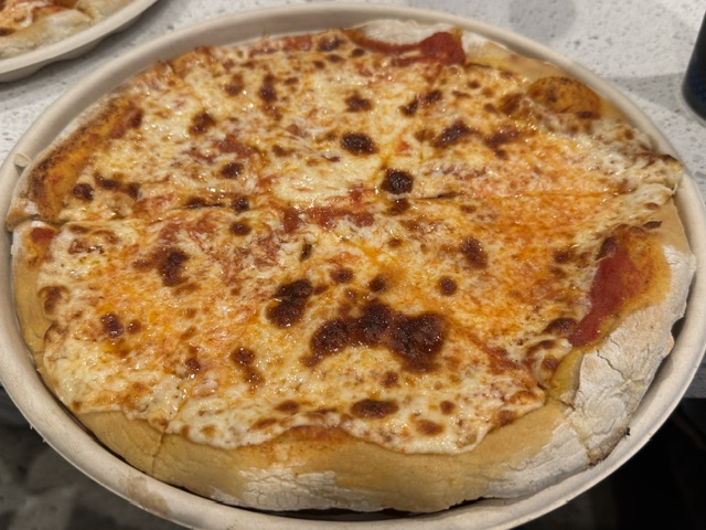Pizza au fromage sur la table.