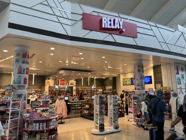 Malgré étant une épicerie à LAX, pas en France, le panneau dit Relay.