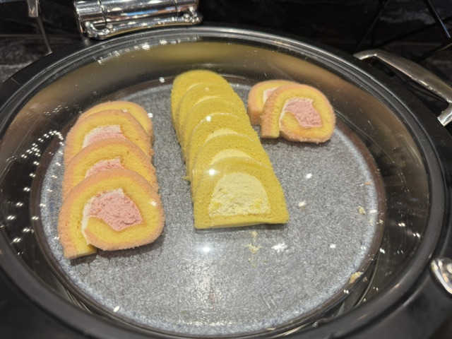 Deux parfums de gâteau roulé -- fraise et vanille 