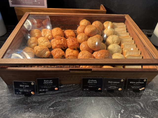 Boîte avec un choix de petits pains et viennoiseries