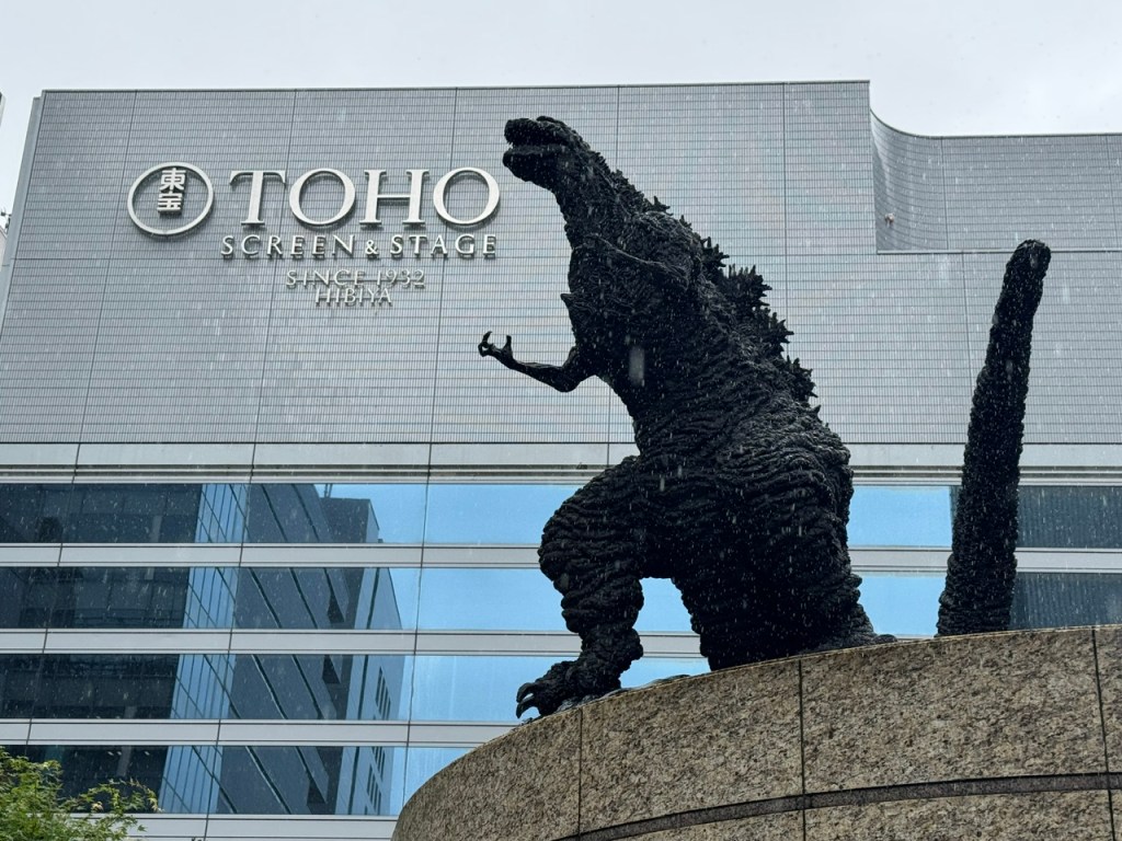 Vue de droite de la statue. La queue semble être droit (c'est courbé), et l'explosion de terre n'est pas visible, mais on voit plus clairement que sa bouche est pleinement ouverte et il crie.