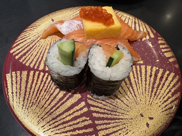 Deux maki (roulades) de concombre et de thon avec un nigiri au thon
