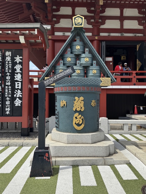 Une sorte de gros fût en pierre, avec de petits fûts au-dessus, en forme de pyramide, avec des kanjis que je ne connais pas inscrits partout