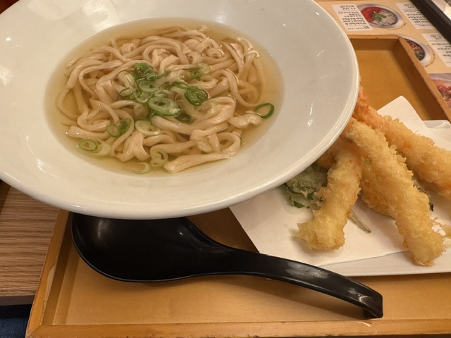 Bol d'udon au nom qu'il ne faut pas dire, avec des crevettes à la tempura