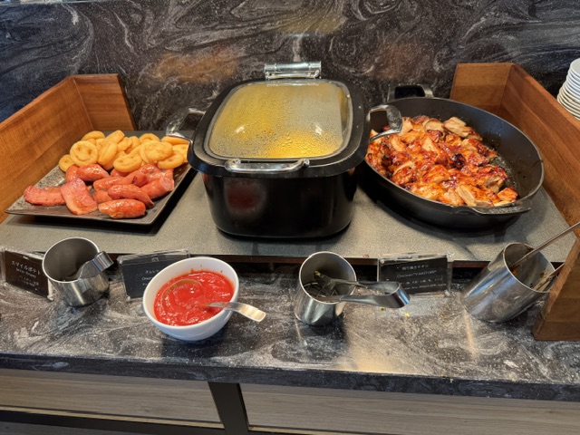 Du poulet grillé et des saucisses