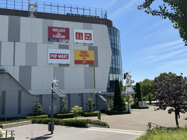 Côté du centre commercial DiverCity -- le Gundam, un robot de 20 m, est à peine visible à droite