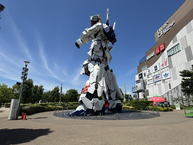 Gundam vu de gauche