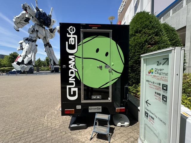 Vue d'arrière -- il y a une sorte d'extra-terrestre vert peint sur le camion, avec juste deux petits yeux noirs et une ligne noire pour la bouche